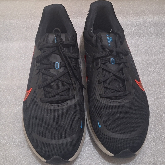 NWOT Nike Quest 5 Men's Sneakers - Picture 2 of 5